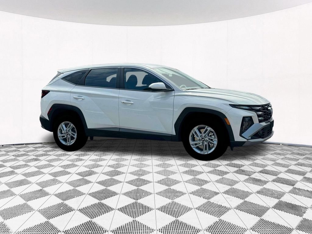 2025 Hyundai Tucson SE - Photo 16