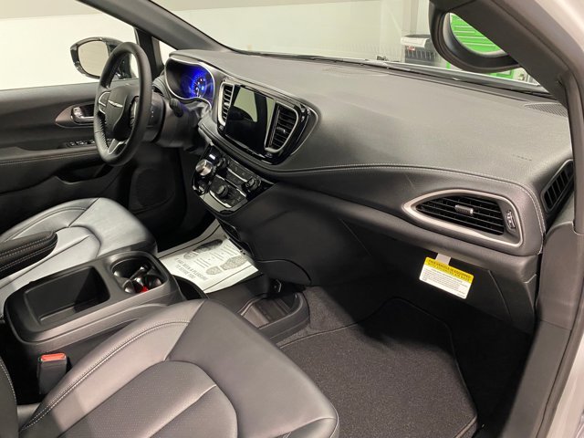 2026 Chrysler Pacifica Select - Photo 22