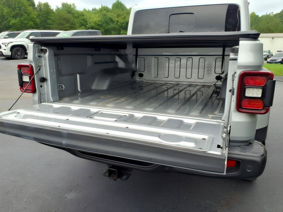 Used 2024 Silver Zynith Clearcoat Jeep Mojave X image 6