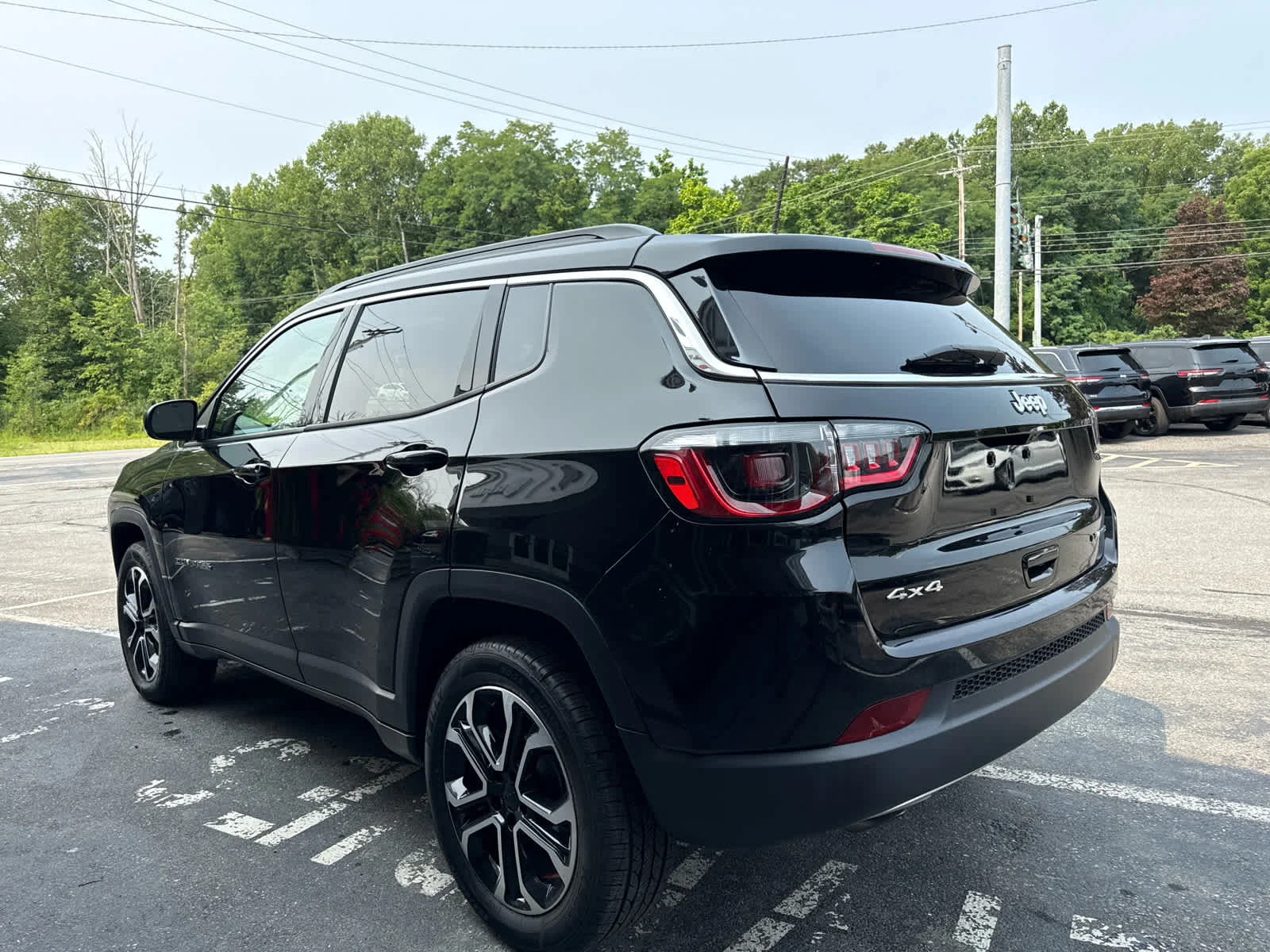 Used 2023 Diamond Black Crystal Pearlcoat Jeep Limited image 5
