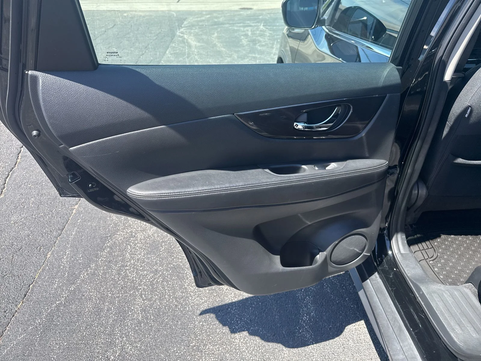 Used 2018  Nissan S image 16
