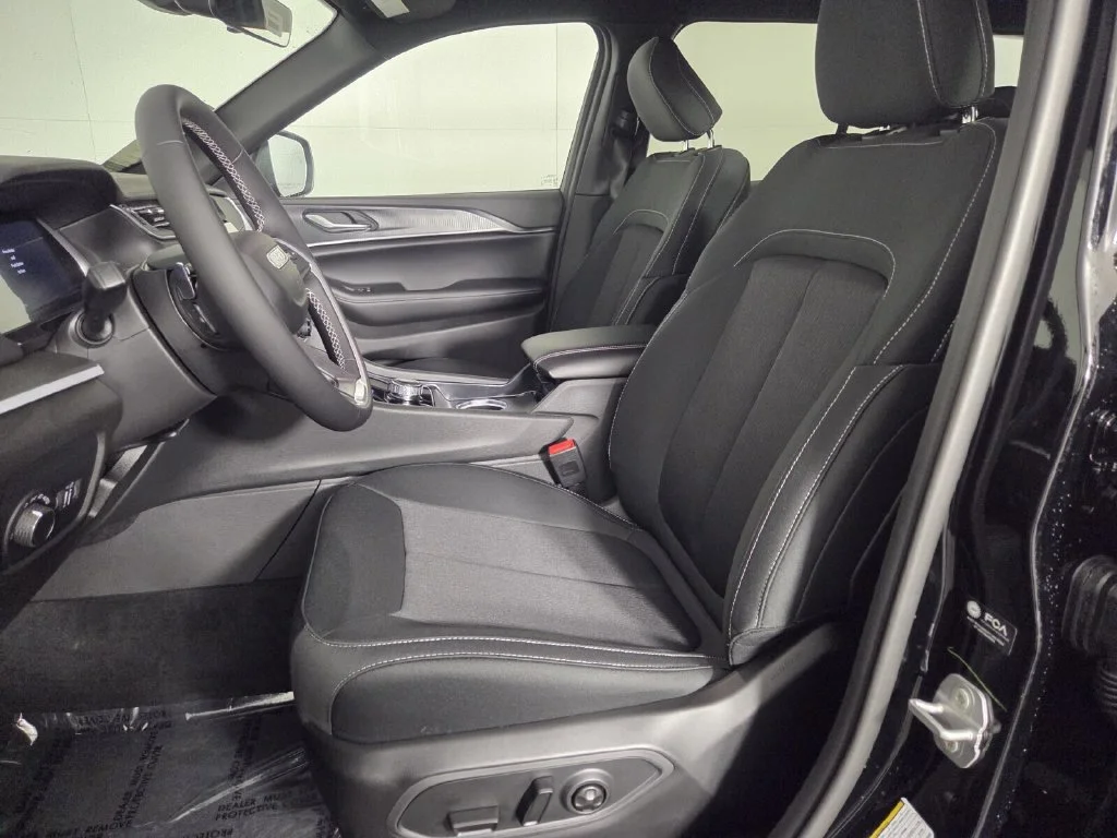New 2027 High-Gloss Black Paint Jeep Laredo image 10