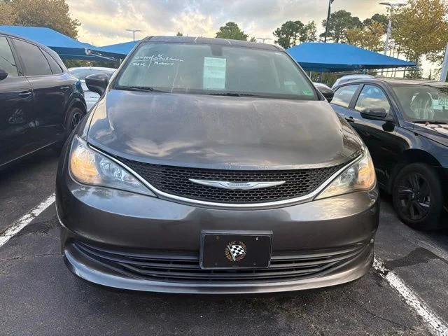Used 2017 Crystal Metallic Chrysler Touring image 3