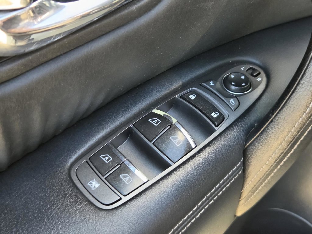 Used 2017 Brown Nissan SL image 21