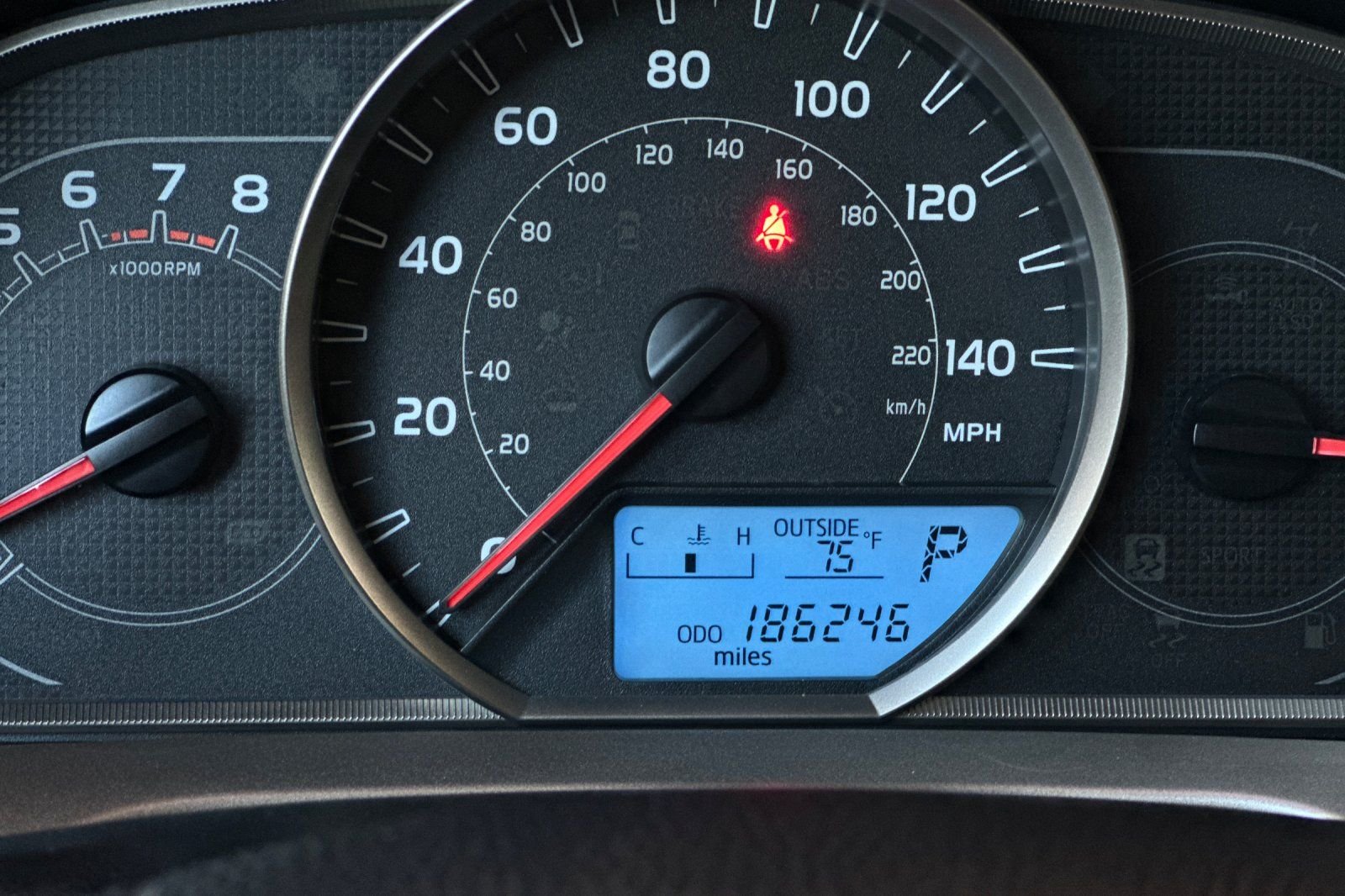 Used 2015 White Toyota XLE image 32
