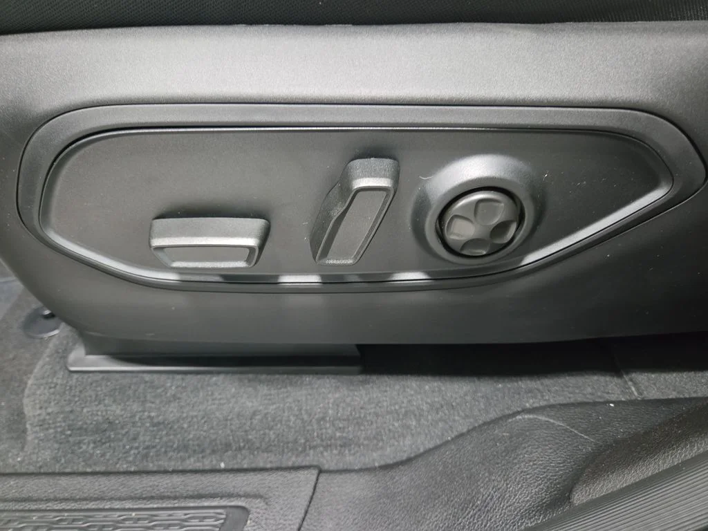 New 2027 High Gloss Black Jeep Laredo X image 18
