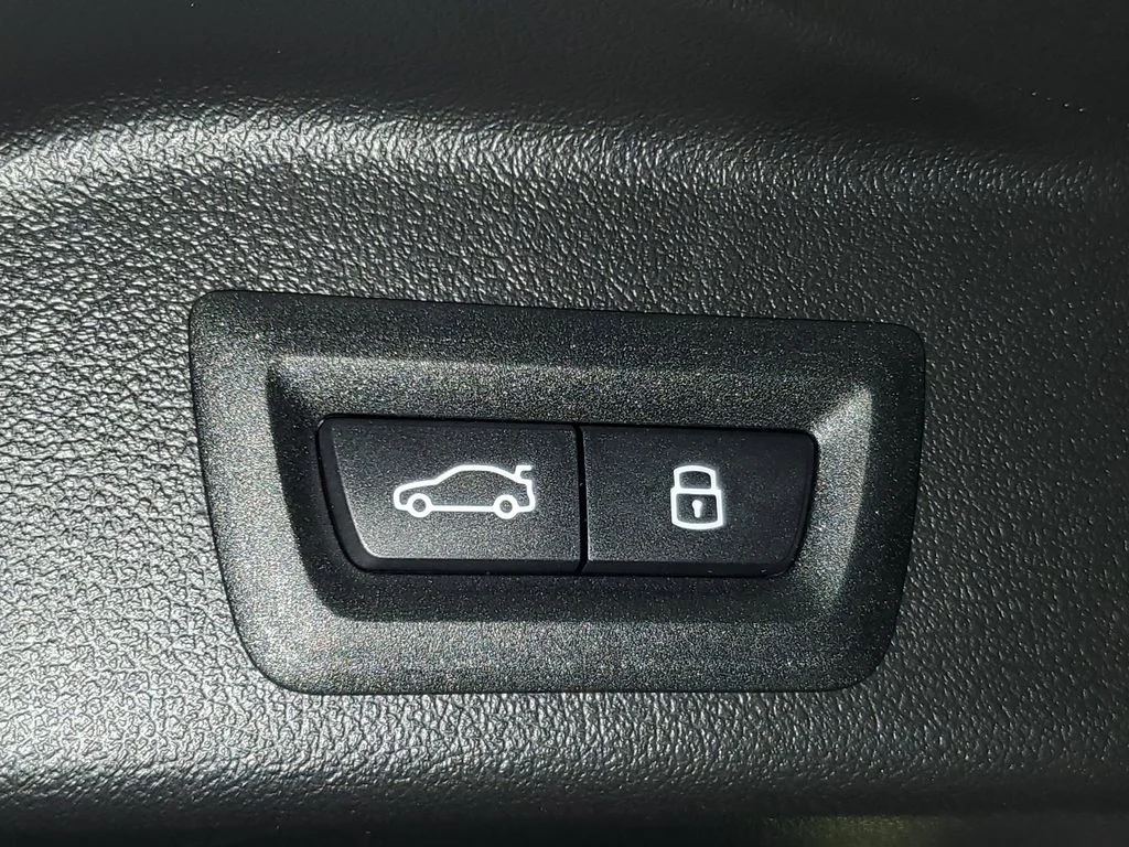 Used 2026 White BMW sDrive40i image 8