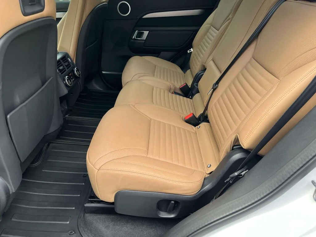 Used 2025  Land Rover Dynamic SE image 12