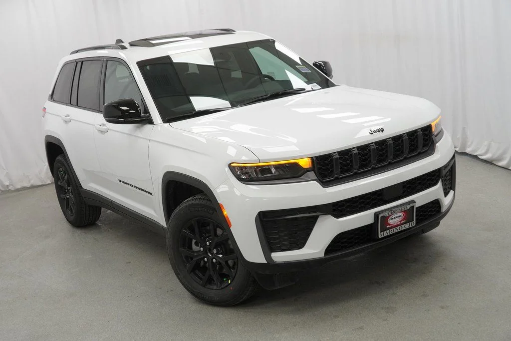 New 2026 Bright White Clear-Coat Exterior Paint Jeep Laredo Altitude image 8