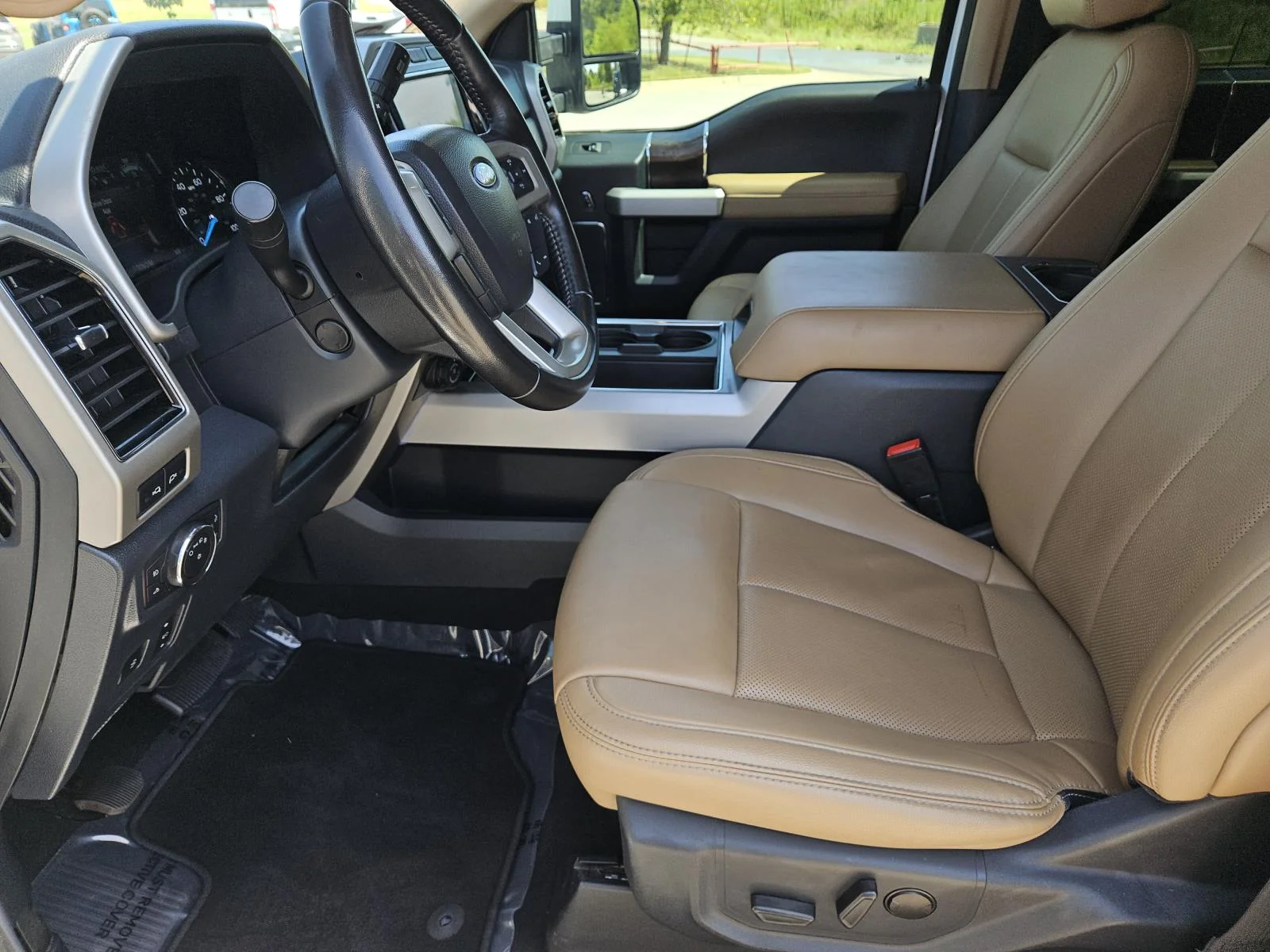 Used 2022 Oxford White Ford LARIAT 4WD Crew Cab 8