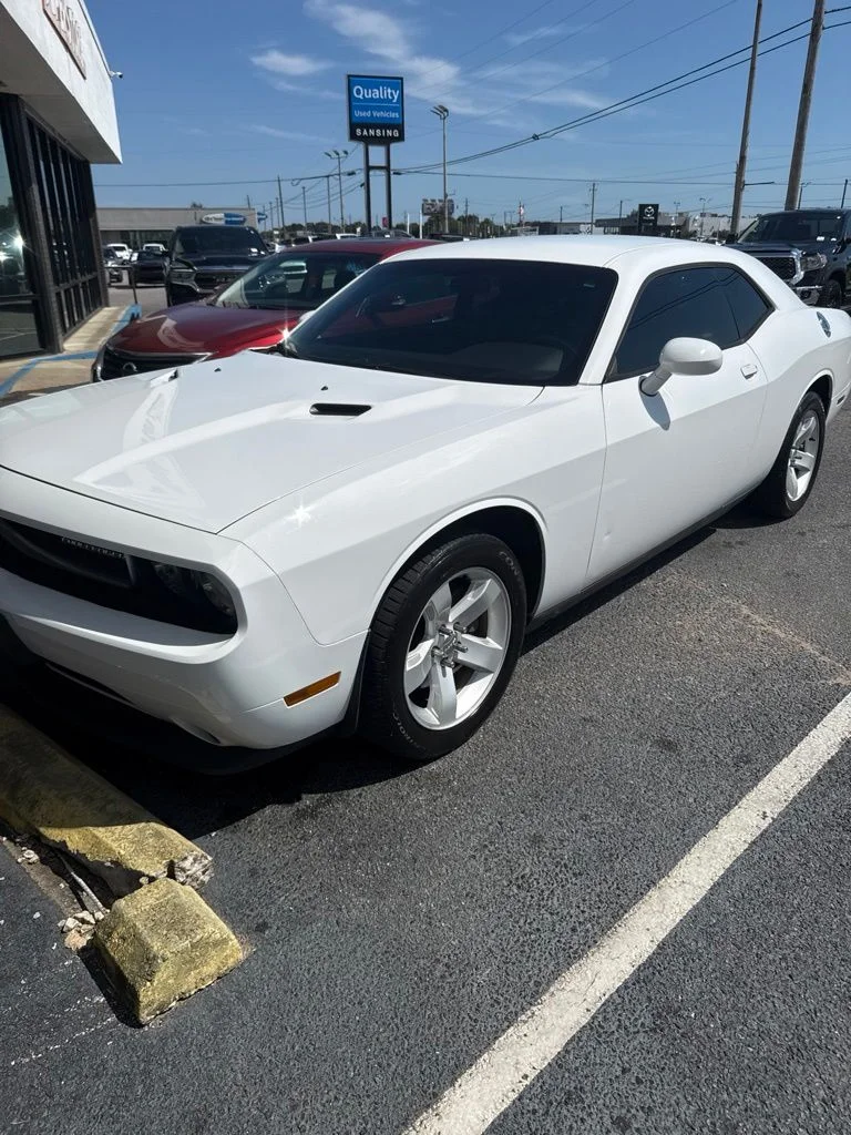 Used 2013 White Dodge SXT image 1