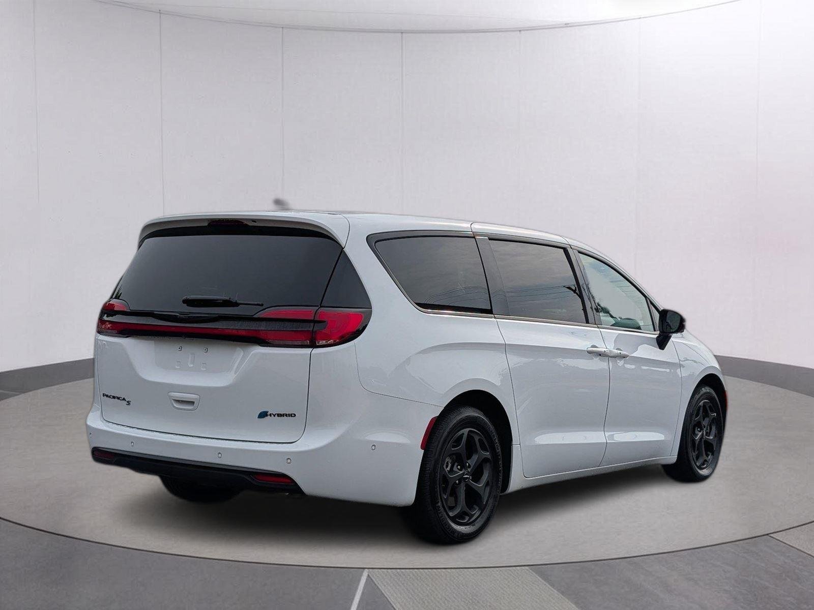 Used 2024 Bright White Clearcoat Chrysler Hybrid S Appearance Pkg image 5