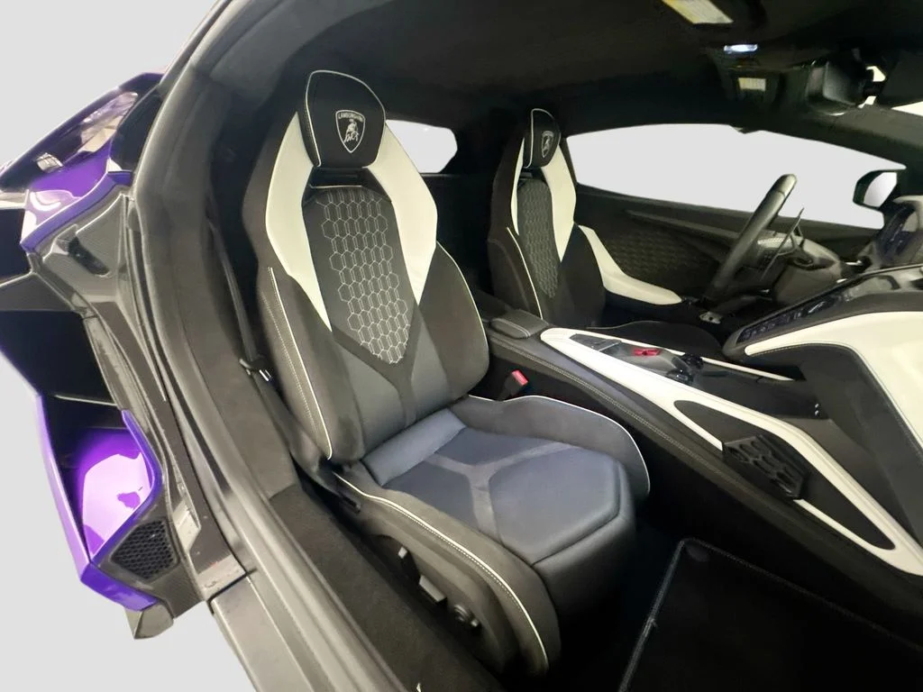 Used 2024  Lamborghini  image 29