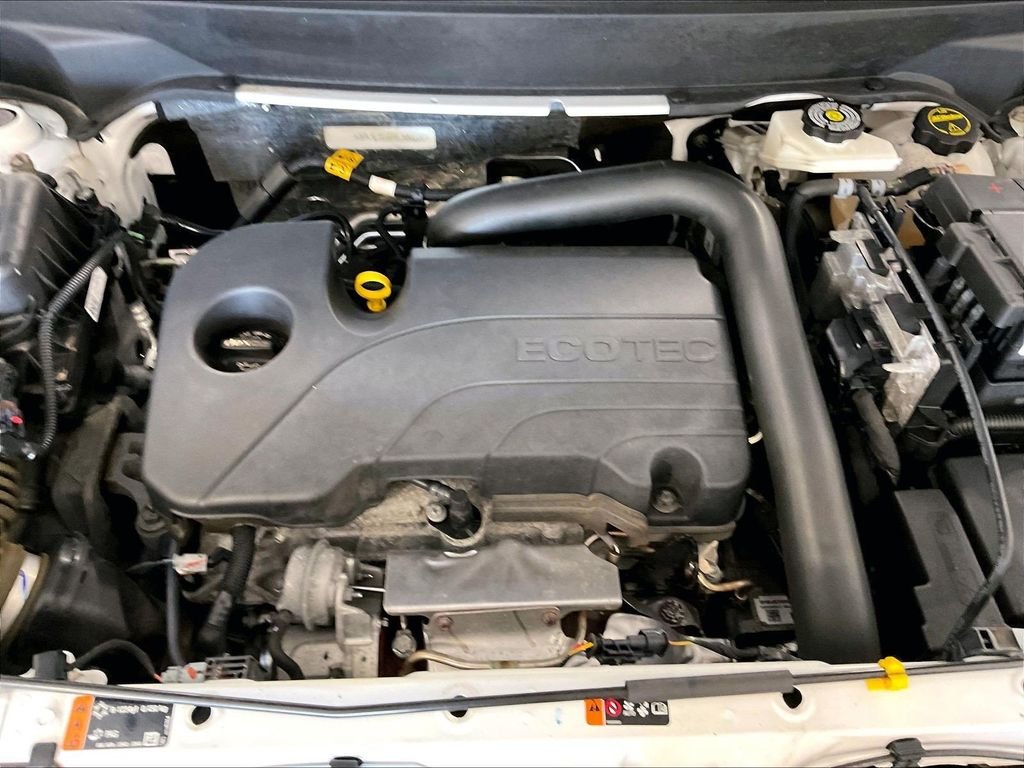 Used 2024 White GMC SLE image 29