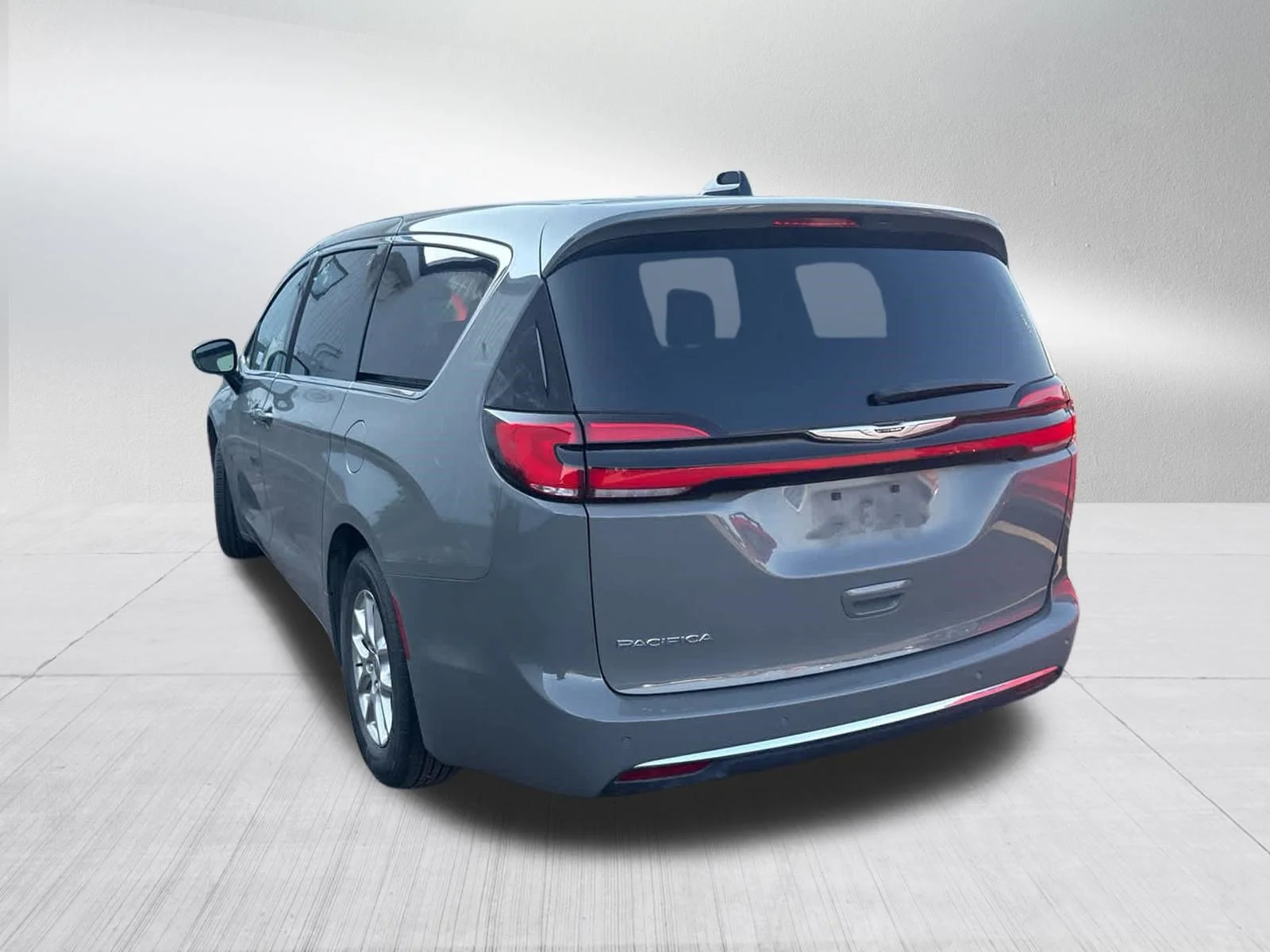 Used 2025 Ceramic Gray Clearcoat Chrysler Select image 7