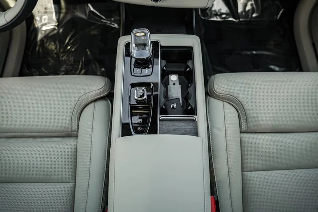 New 2026 Crystal White Volvo T8 Ultra image 27
