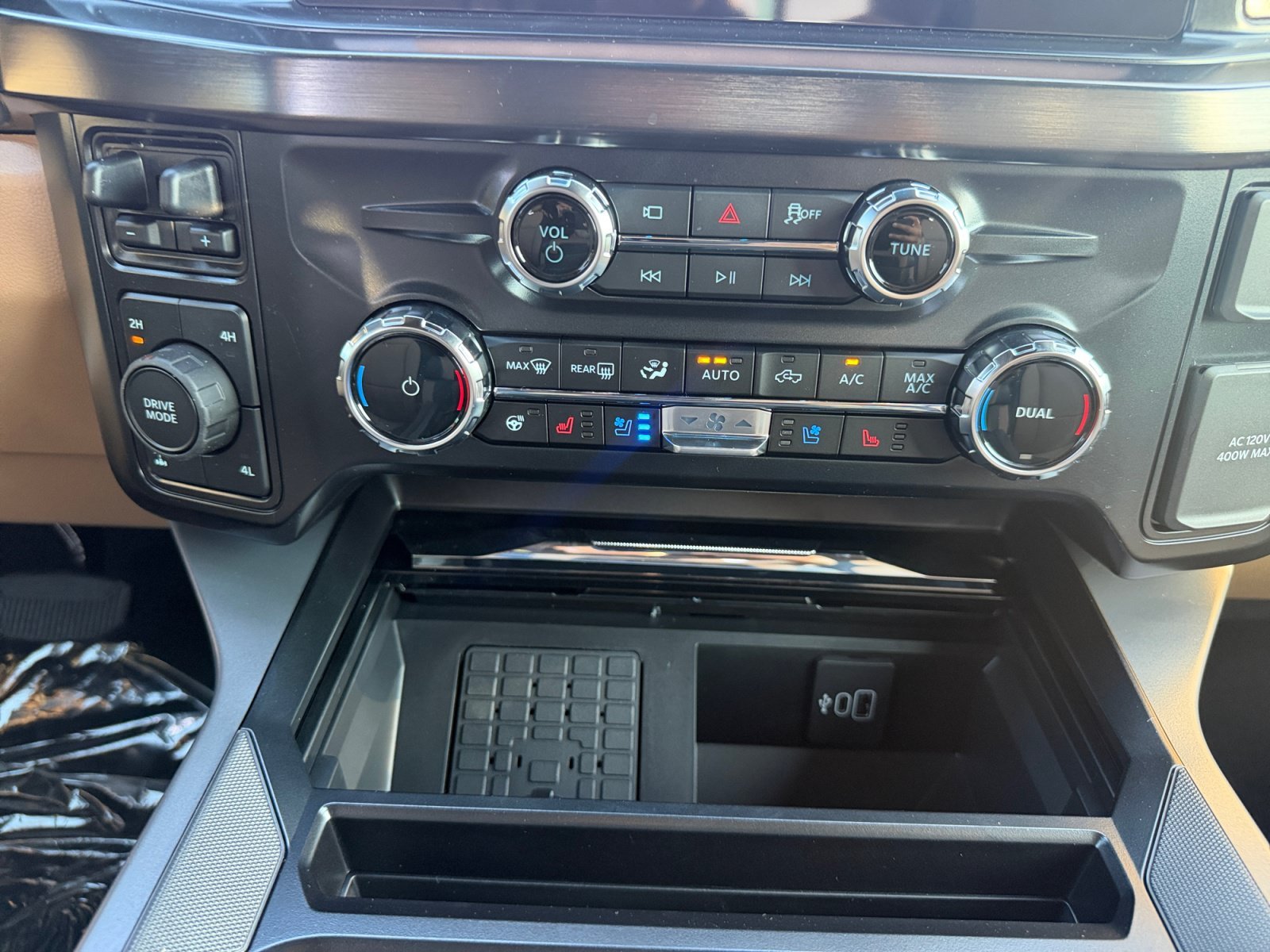 New 2026 Star White Metallic Tri-Coat Ford LARIAT image 22