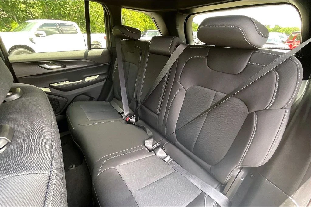 New 2026 Bright White Clear-Coat Exterior Paint Jeep Laredo X image 22