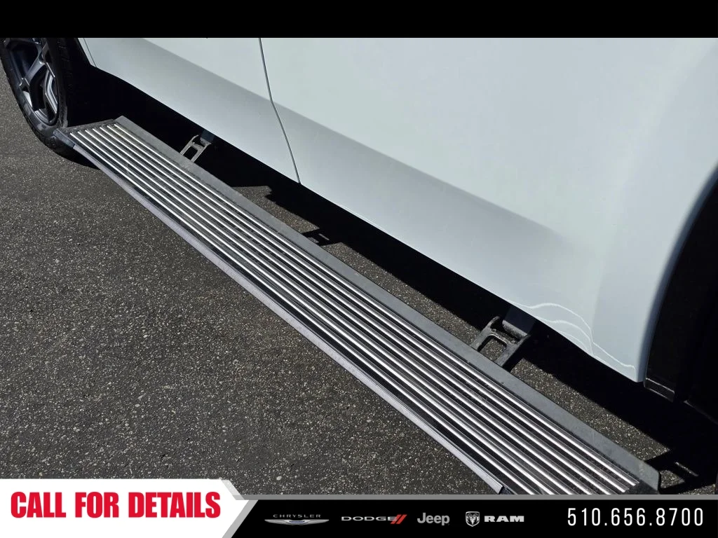 New 2026 Bright White Clear-Coat Exterior Paint Jeep Limited Altitude image 10