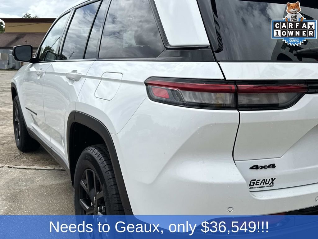 Used 2025 White Jeep Altitude image 12