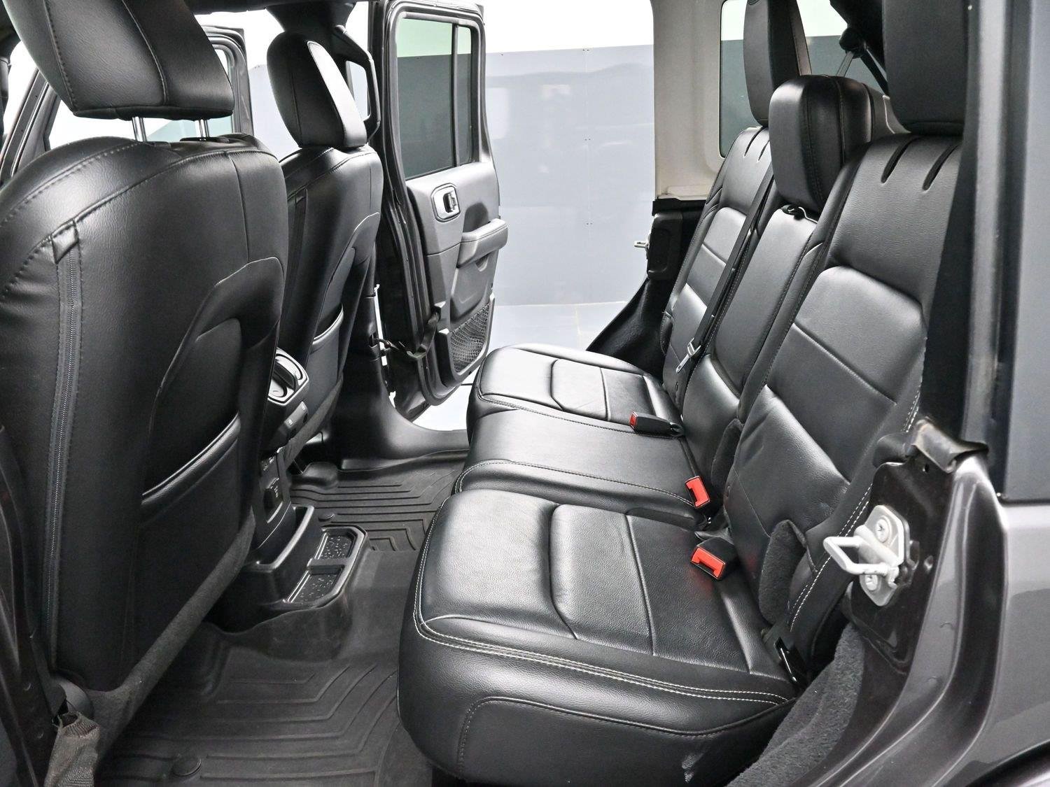 Used 2018 Granite Crystal Metallic Clearcoat Jeep Sahara image 25