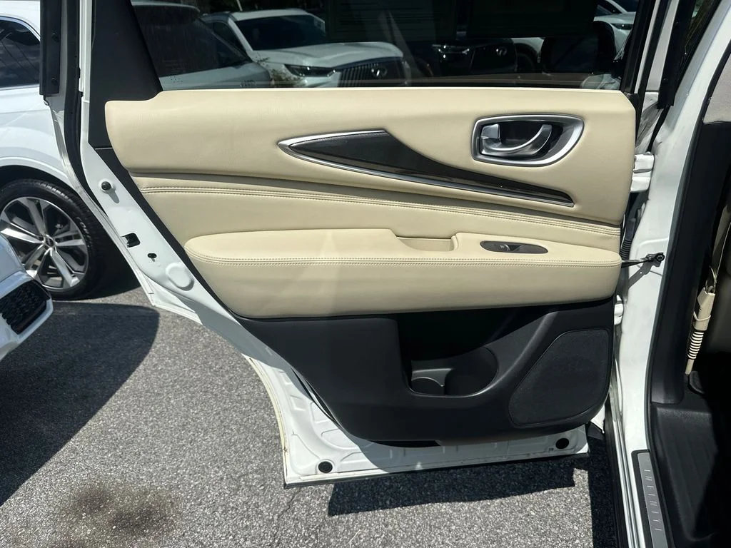 Used 2016 White INFINITI Base image 18