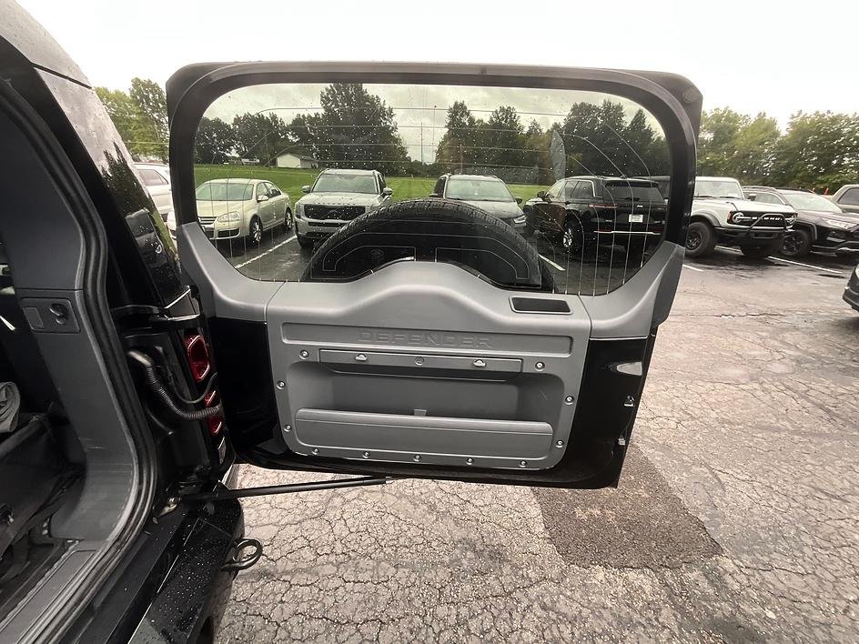 Used 2024 Black Land Rover X-Dynamic SE image 9