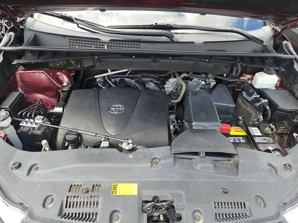 Used 2019 Salsa Red Pearl Toyota XLE image 31