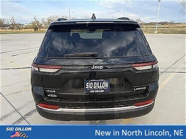 New 2026 Diamond Black Crystal Pearlcoat Jeep Limited image 4