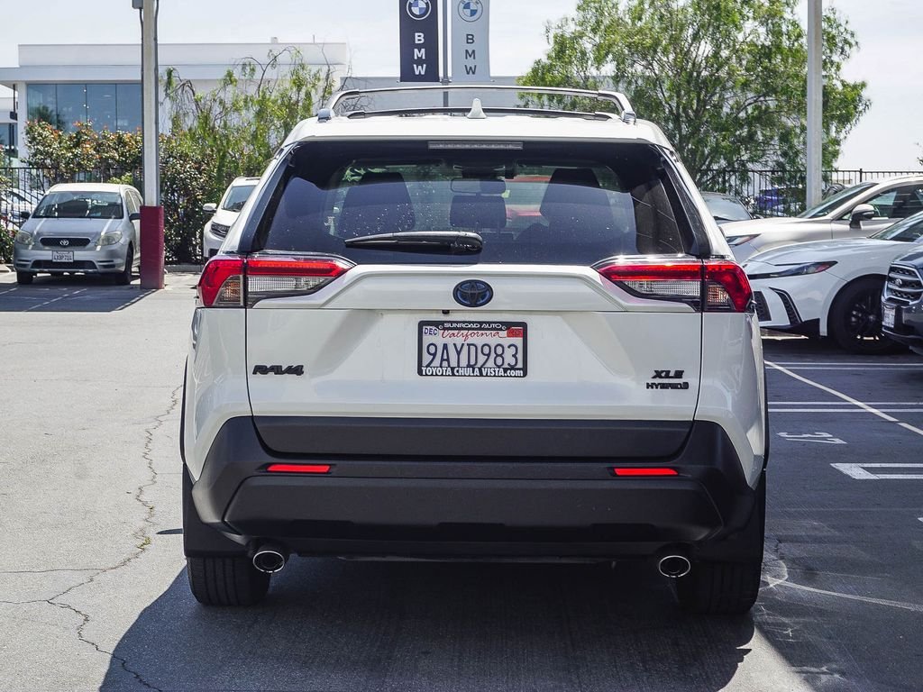 Used 2022 White Toyota XLE Premium image 5