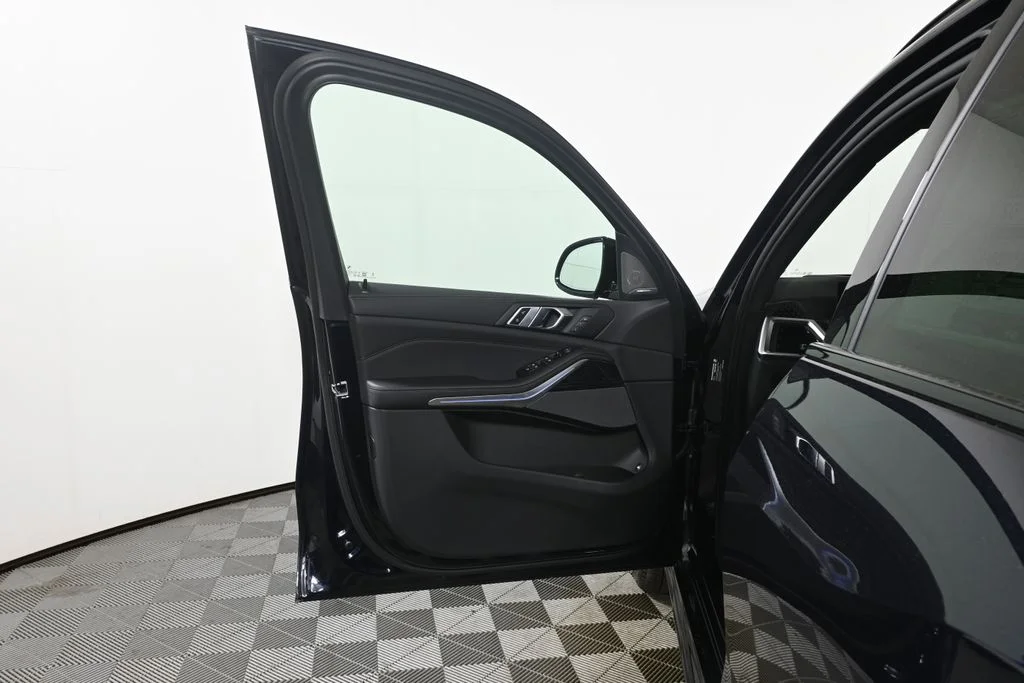 Used 2026 Black BMW xDrive50e image 27