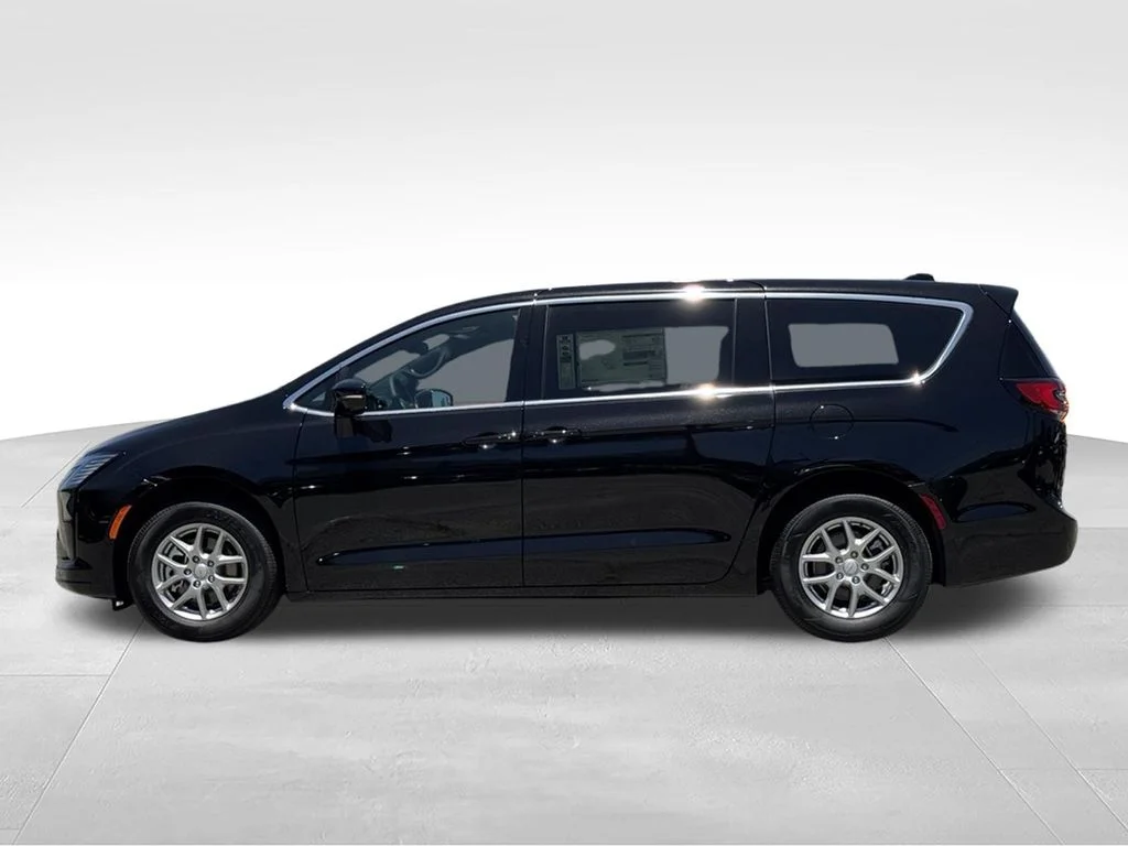 New 2027 Diamond Black Crystal Pearl-Coat Exterior Paint Chrysler Select image 12