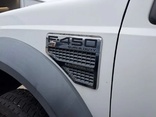 Used 2009 White Ford XL image 9