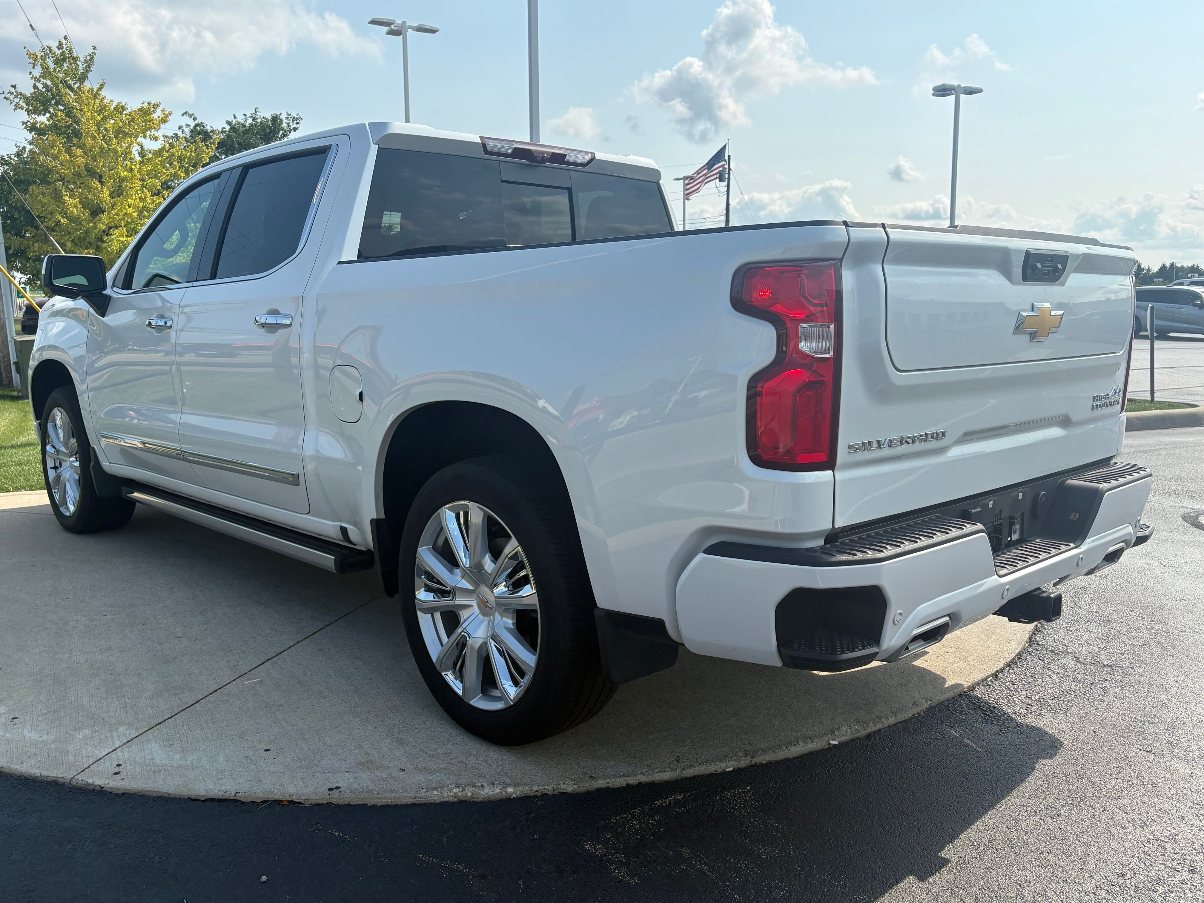 Used 2023 Iridescent Pearl Tricoat Chevrolet High Country image 5