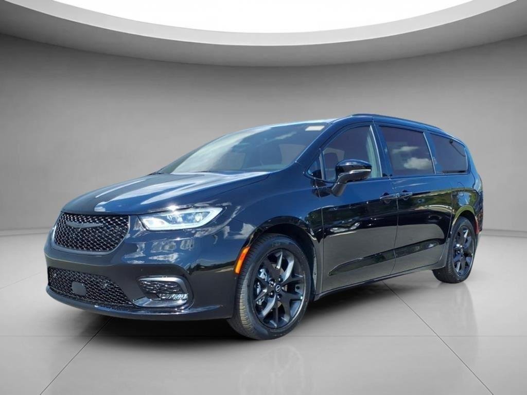 New 2026 Diamond Black Crystal Pearl-Coat Exterior Paint Chrysler Limited image 1