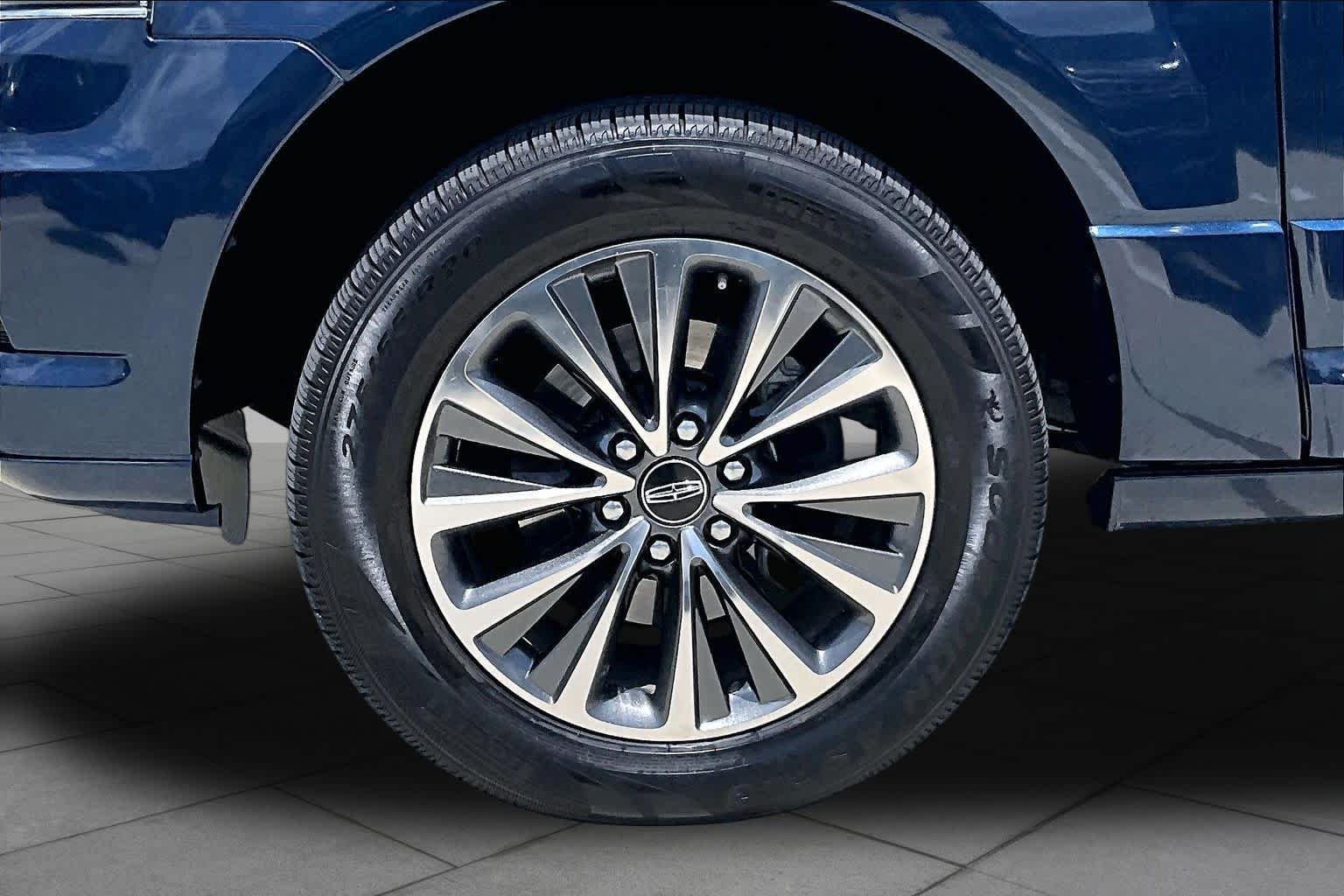 Used 2017 Midnight Sapphire Blue Metallic Lincoln Select image 10