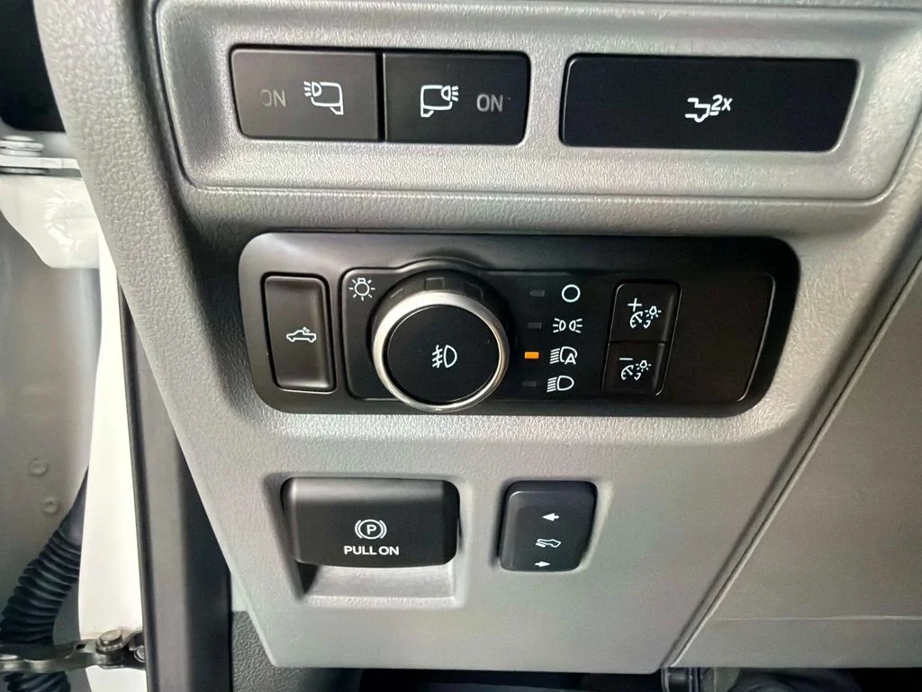 Used 2023 Oxford White Ford XLT image 31