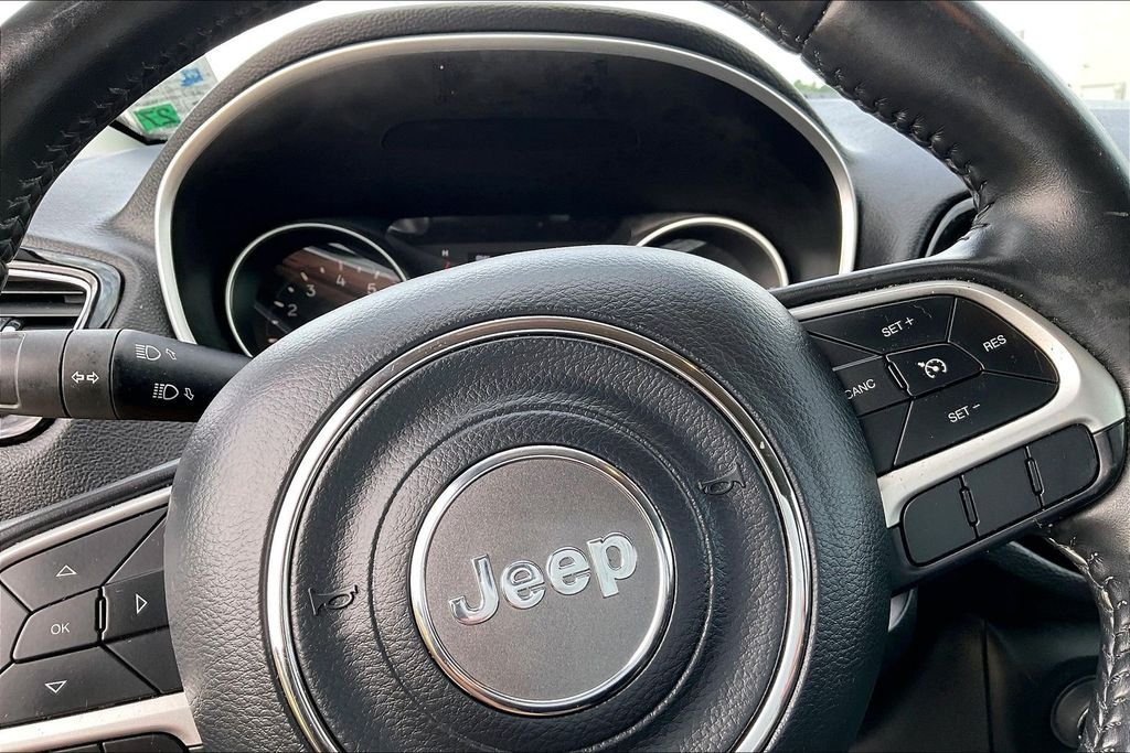Used 2019 Silver Jeep Latitude image 12
