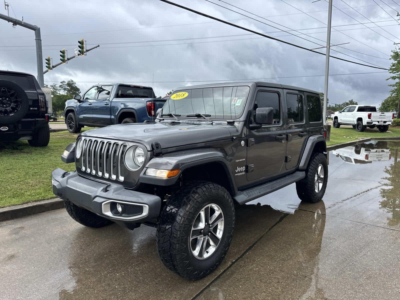 Used 2018  Jeep Sahara image 3