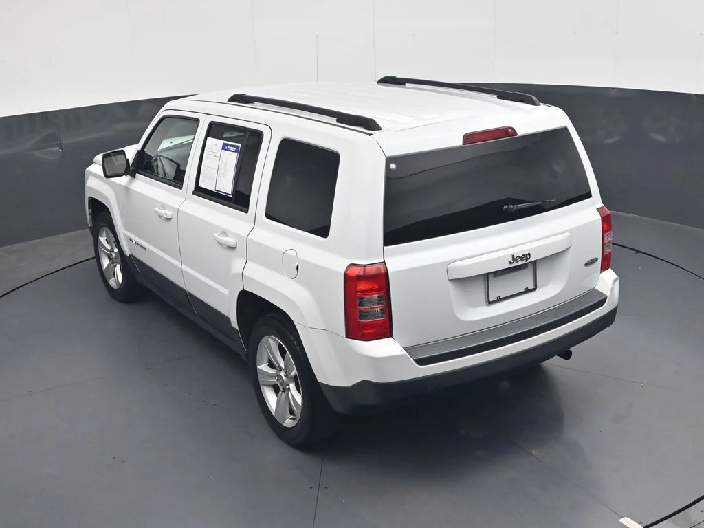 Used 2015 Bright White Clearcoat Jeep Latitude image 25
