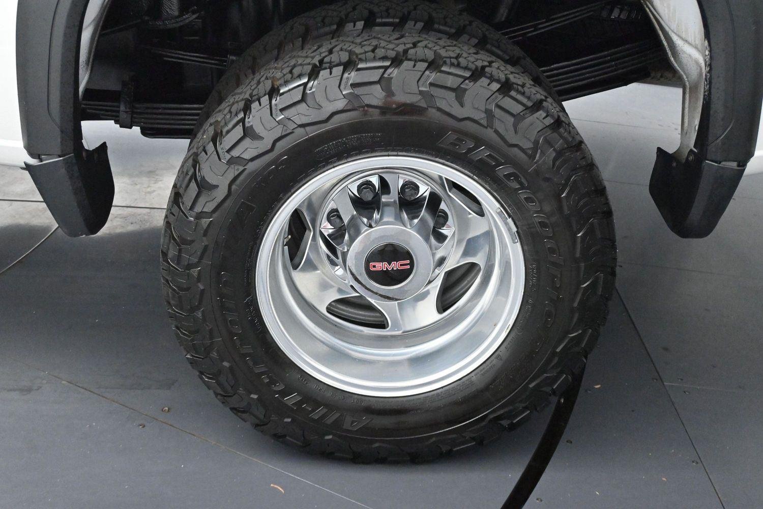 Used 2022 White Frost Tricoat GMC Denali image 13