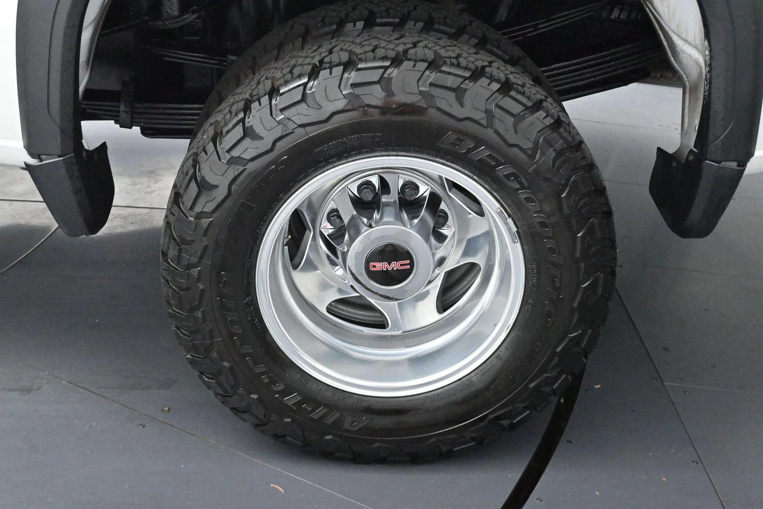 Used 2022 White Frost Tricoat GMC Denali image 13