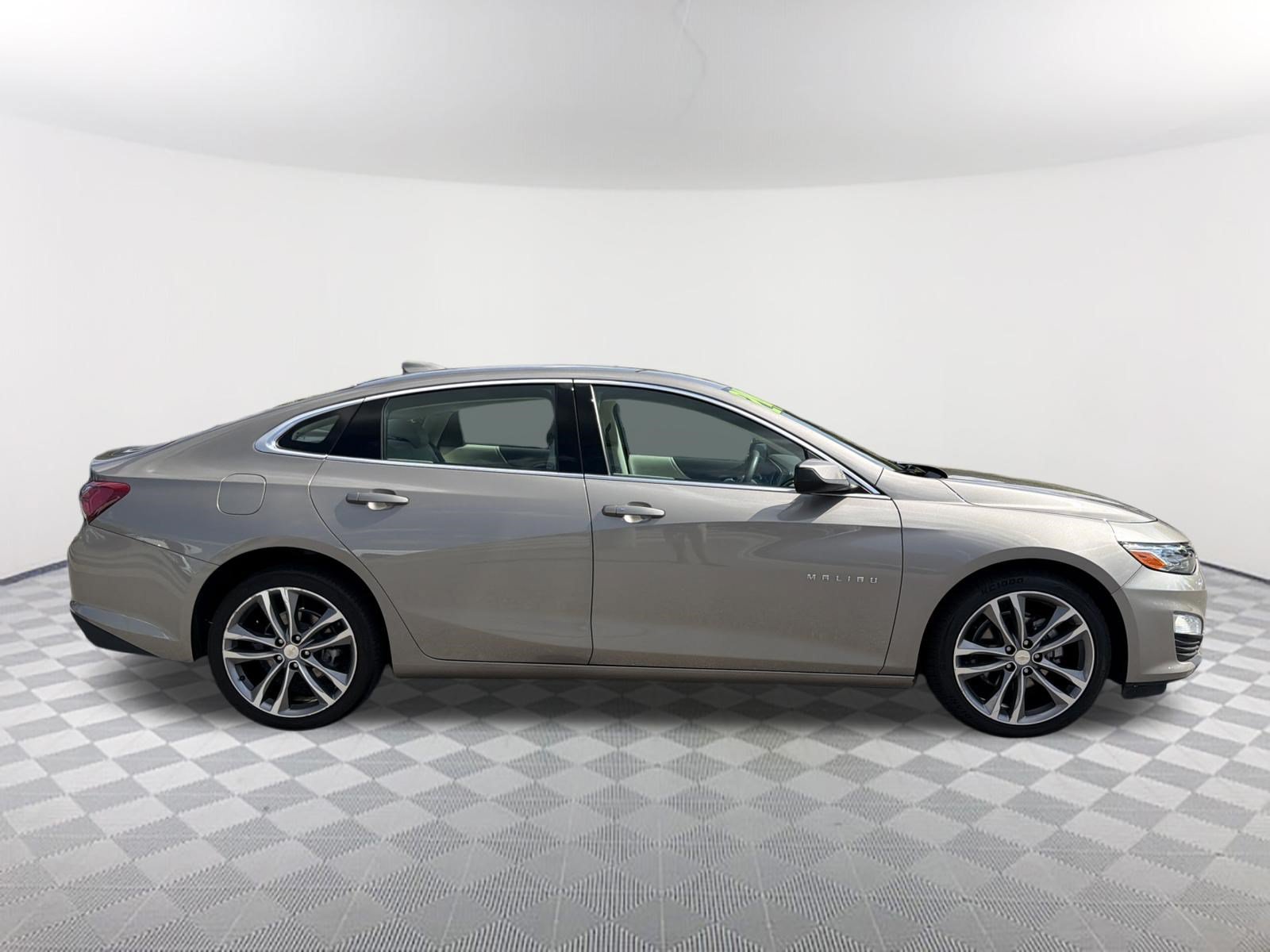 Used 2025 Summit White Chevrolet LT image 18