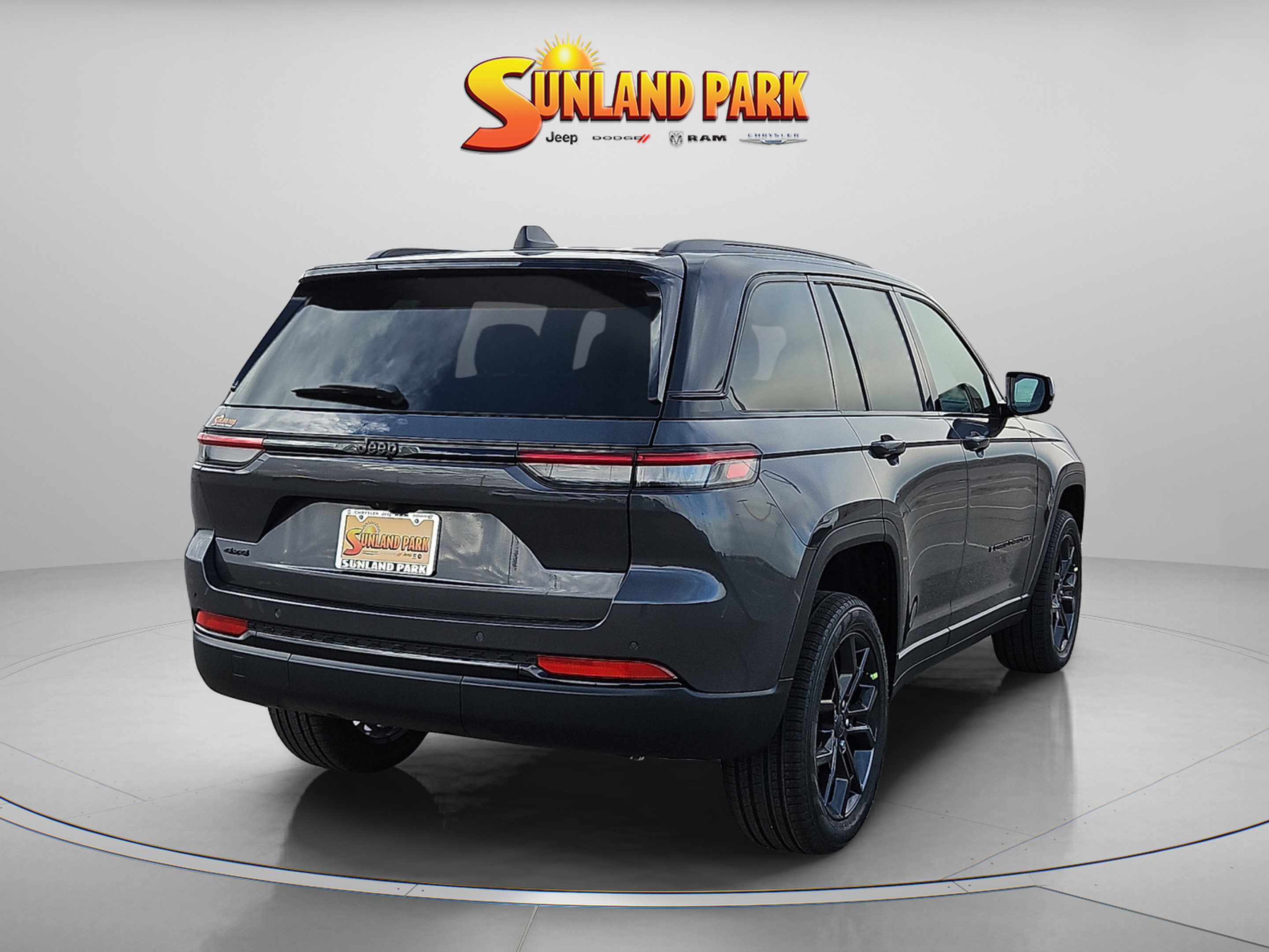 New 2025 Baltic Gray Metallic Clear-Coat Exterior Paint Jeep Limited image 5