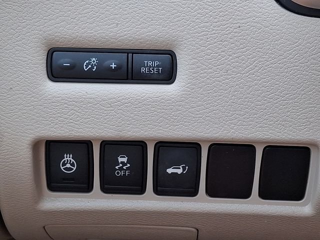 Used 2016 Red Nissan Platinum image 26