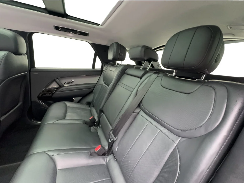 Used 2023 White Land Rover SE image 26