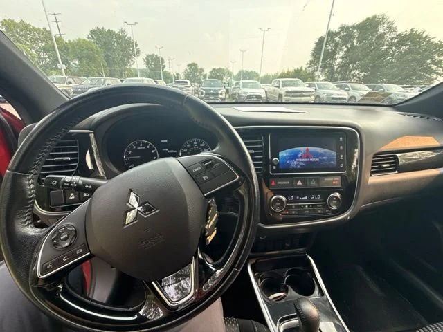 Used 2018 Rally Red Metallic Mitsubishi LE image 12