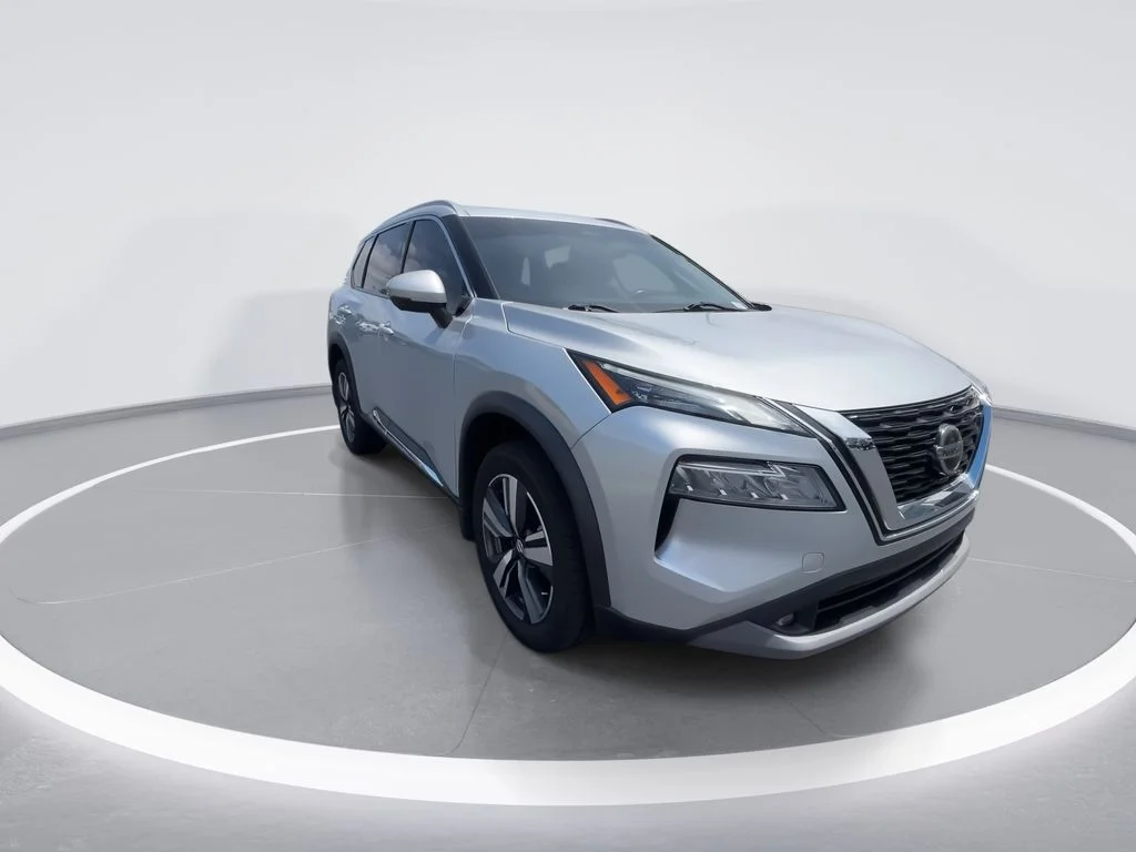 Used 2021 Silver Nissan SL image 2
