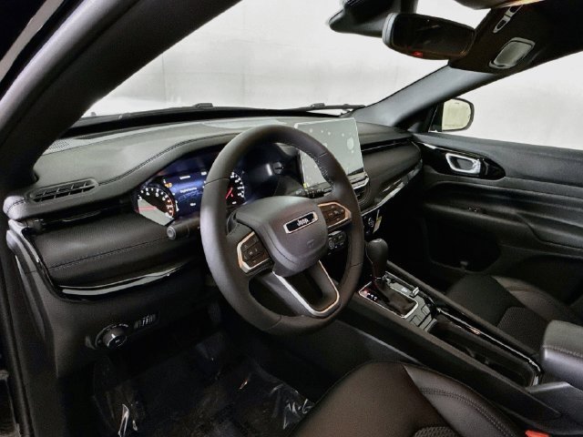 New 2026 Diamond Black Crystal Pearl-Coat Exterior Paint Jeep Latitude image 9
