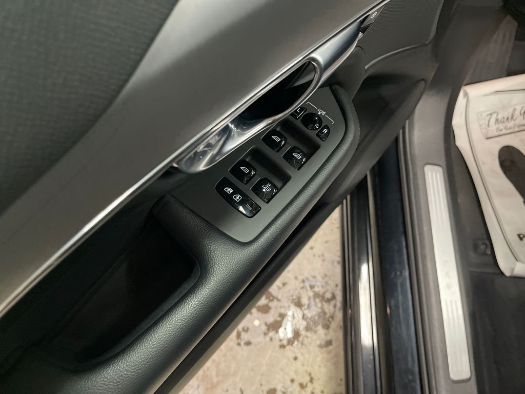 Used 2023 Onyx Black Metallic Volvo B5 Core image 16